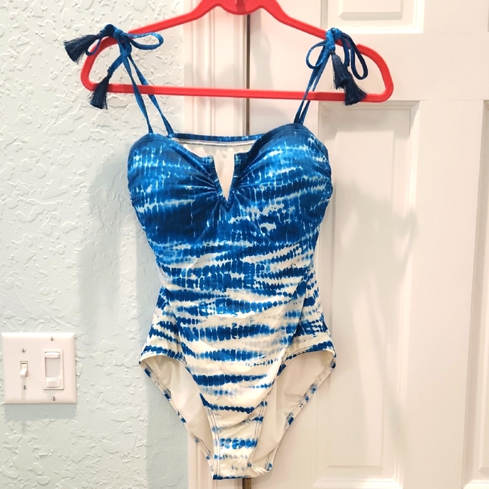 Vince Camuto Blue and White Tie-Dye V-Wire Swimsuit